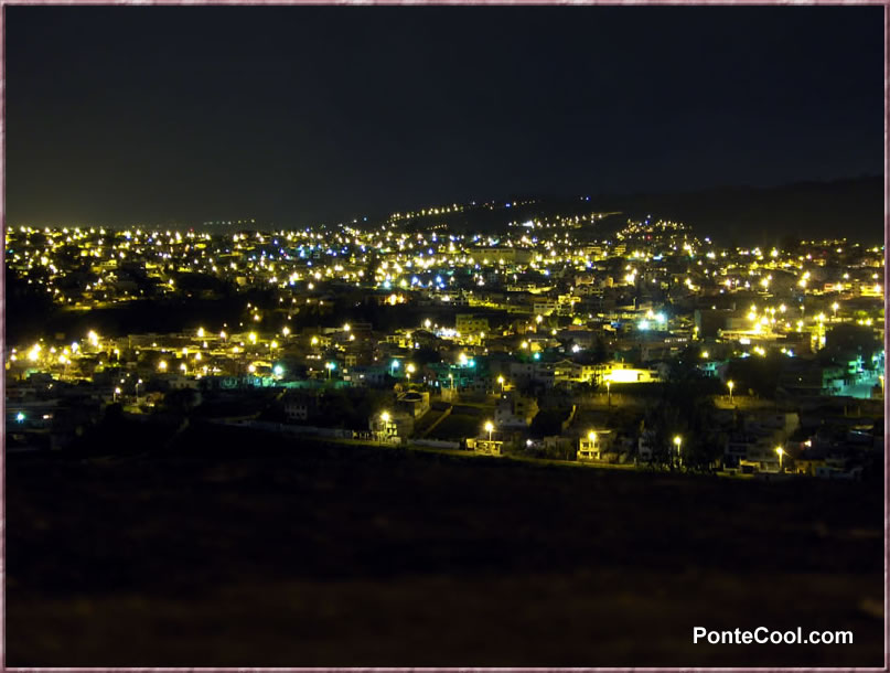 Toma colorida de Ambato en la Noche Buena