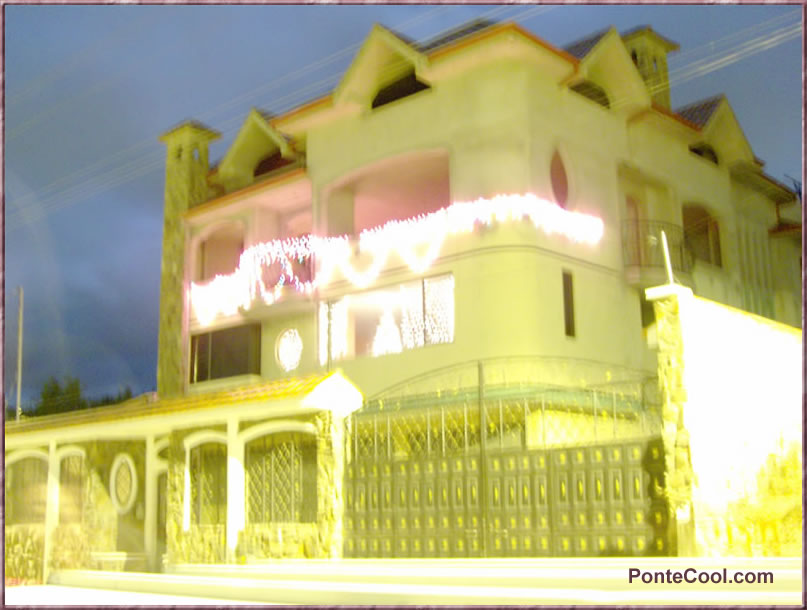 Foto de una casa del sector con efecto de luz