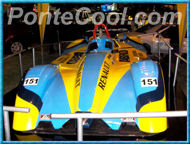 Auto de Competencia de la Escuderia Renault en exhibición 