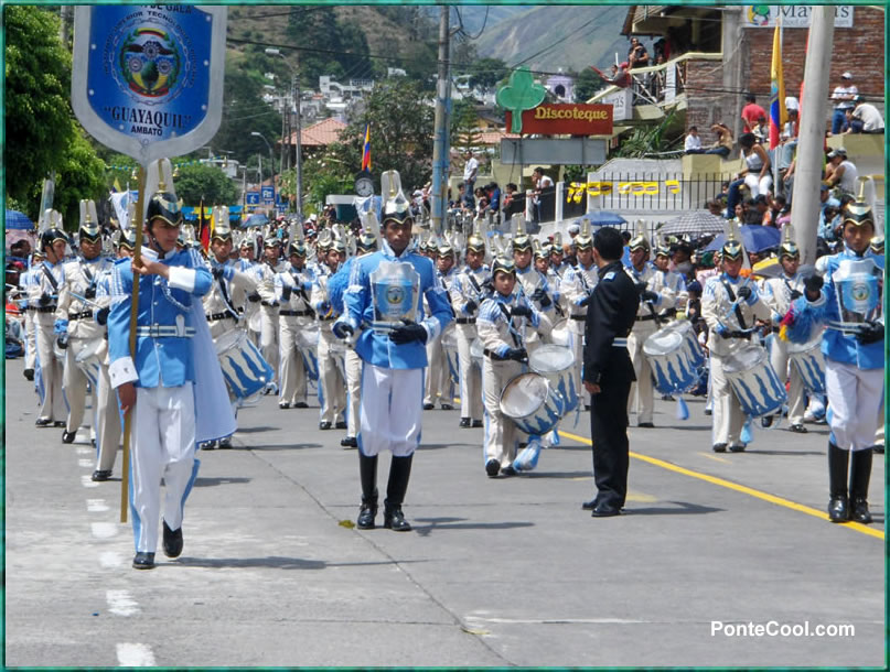 Banda de gala del Colegio Guayaquil de Ambato