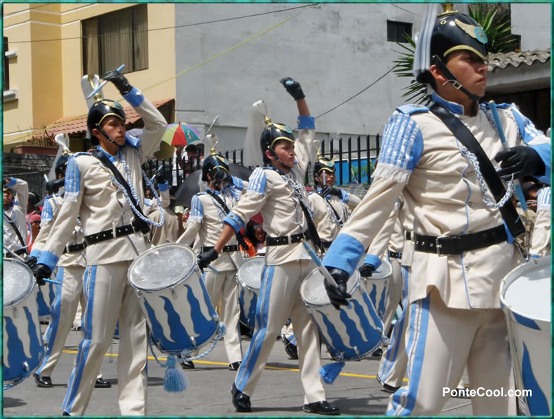 Banda de gala del Colegio Guayaquil de Ambato