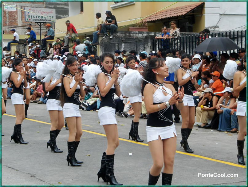 Bastoneras del Colegio Oscar Efren Reyes de Baños