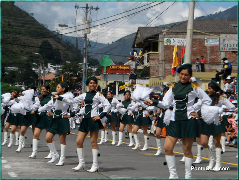 Jóvenes estudiantes de Baños participando de la celebración