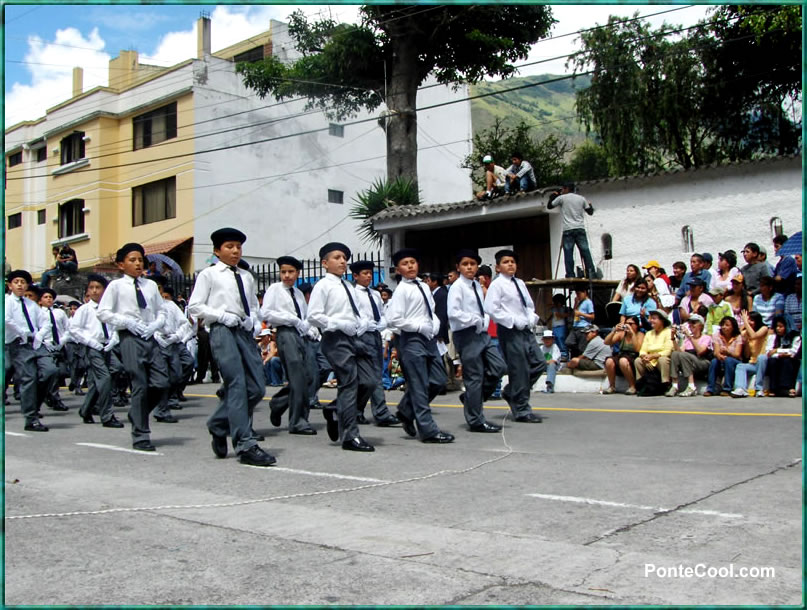 Disciplina en la marcha de los niños de Baños