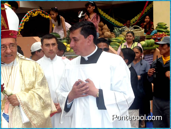 El Padre César pro-rector de la Universidad Católica de Ambato