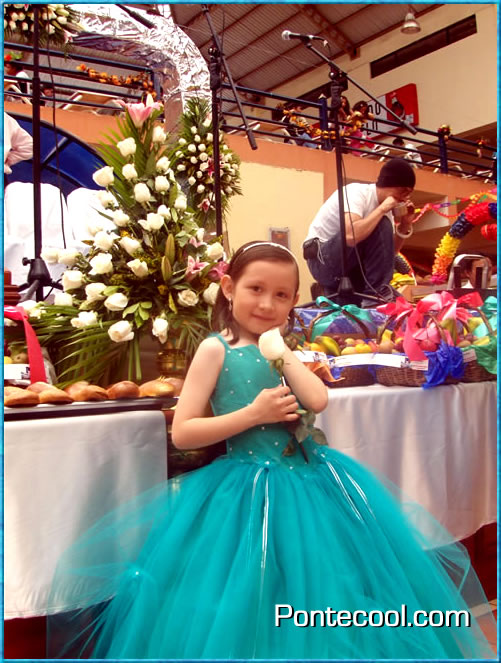 Hermosa niña encargada de llevar la corona de la reina