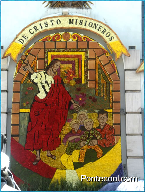 Realizado con flores y frutas del huerto de Ambato