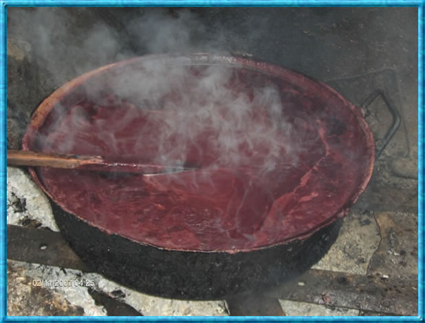 La tradicional colada morada preparda en le&ntilde;a. Espera fresca y sabrosa a los turistas que visitan Atocha