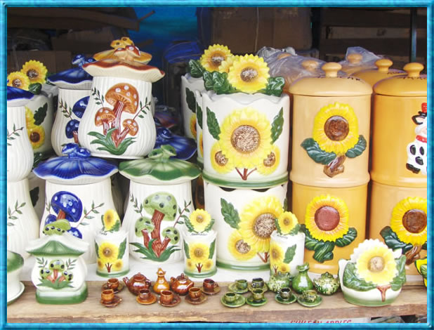 Entre las varias artesan&iacute;a encontramos estos vistosos pomos de barro con im&aacute;genes de hongos y flores