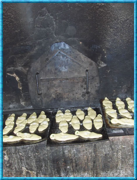 Preparaci&oacute;n de las "Guaguas de Pan" en horno de le&ntilde;a le da un especial sabor