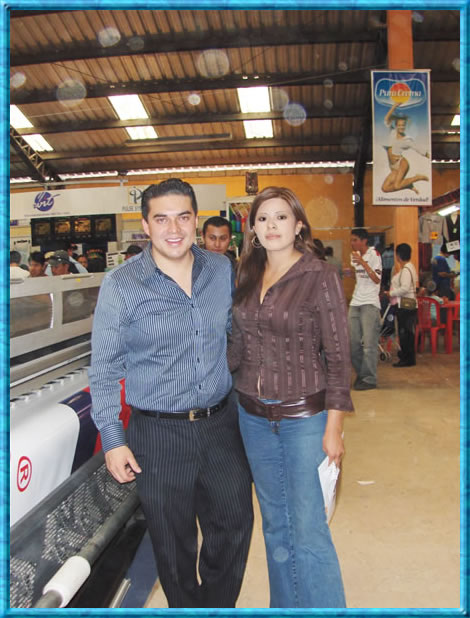Empresarios promocionando tecnolog&iacute;a de impresi&oacute;n para gigantograf&iacute;as