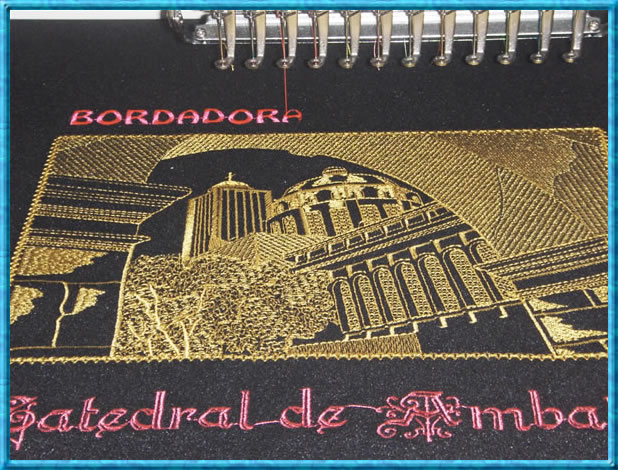 En la gr&aacute;fica hermoso bordado de la Catedral de Ambato con hilos de color dorado