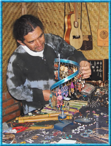 Artesano exponiendo las caracteristicas de sus productos