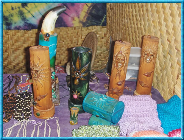 Coloridos adornos de madera y velas