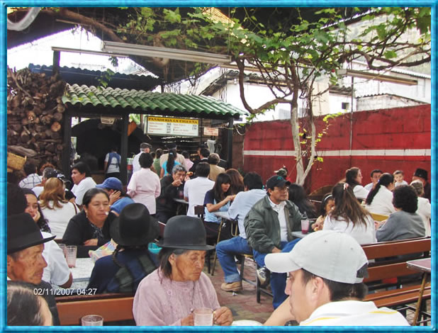Miles de turista de todas partes de Ecuador visitaron Atocha para saborear la sabrosa Colada Morada