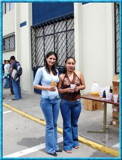 Estudiantes de la UTA compartieron la colada morada con los visitantes