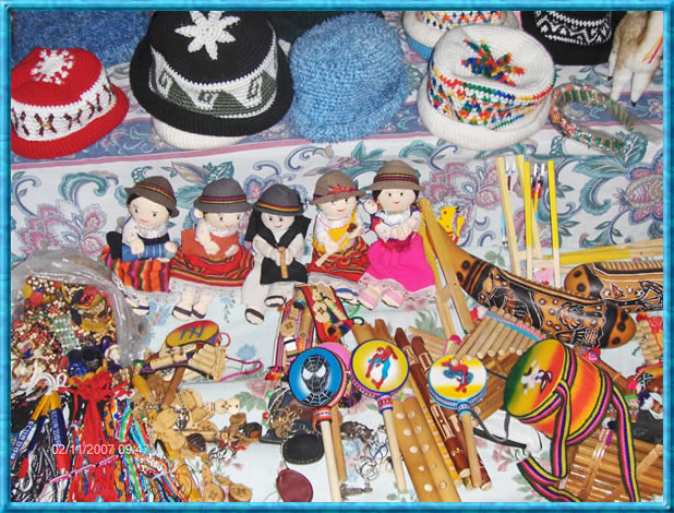 Los h&aacute;biles artesanos ecuatorianos tambi&eacute;n expusieron sus creaciones elaboradas en lana y madera