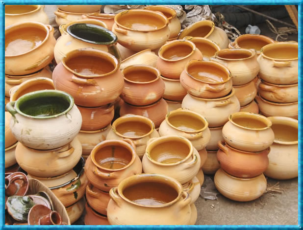 Los tradicionales barros fueron traidos desde muchos lugares del Ecuador uno de ellos es Cuenca