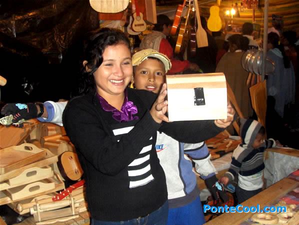Costeñita exponiendo el producto a todos los visitantes de la feria