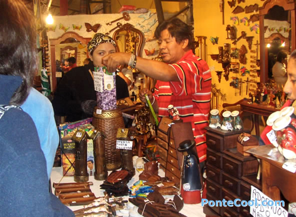 Puesto de artesanía en madera de la feria de Proa