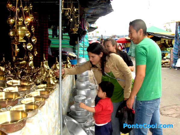 En familia recorria la población visitando las artesanías