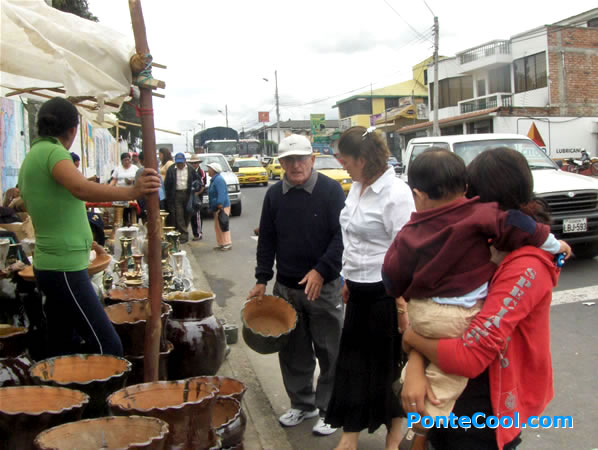 Visitantes de la feria adquiriendo los barros