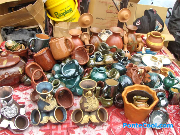 Vistosos y coloridos objetos de barro