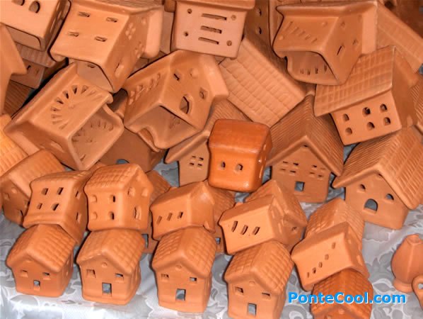 Casas de barro que se utilizan para el nacimiento de finados