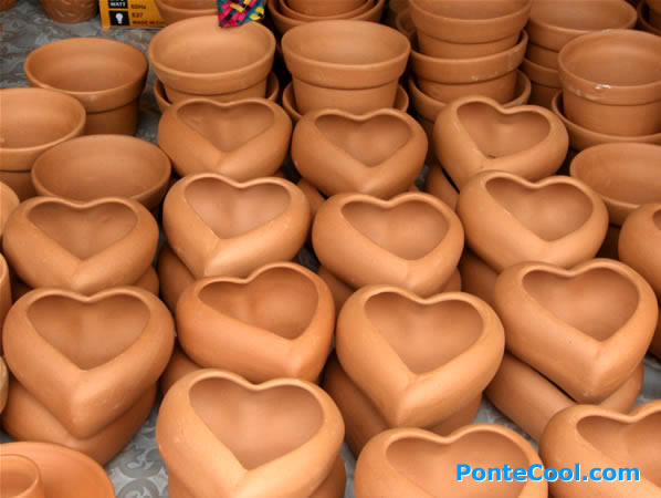 Vistosos corazones de barro la atracción de los novios