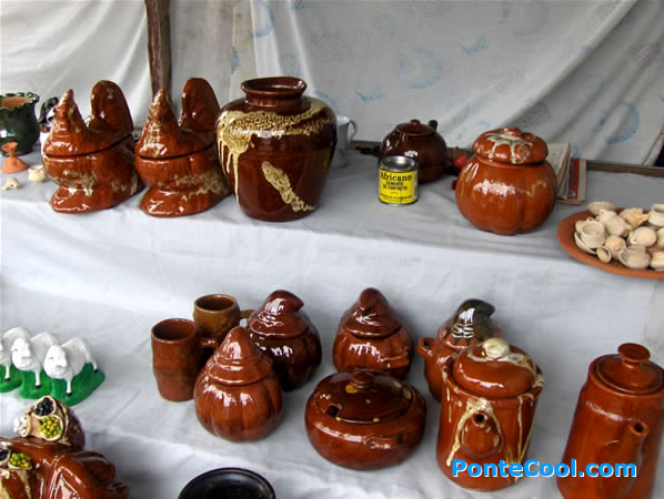 Tasas y jarrones de barro con finos acabados