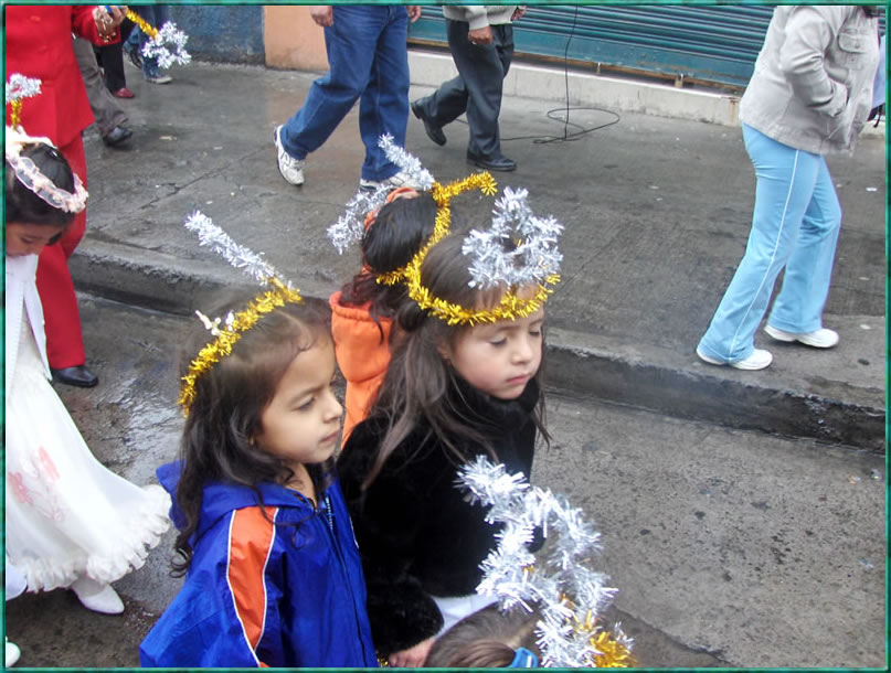 Las niñas con su inocencia y con coronas de colores