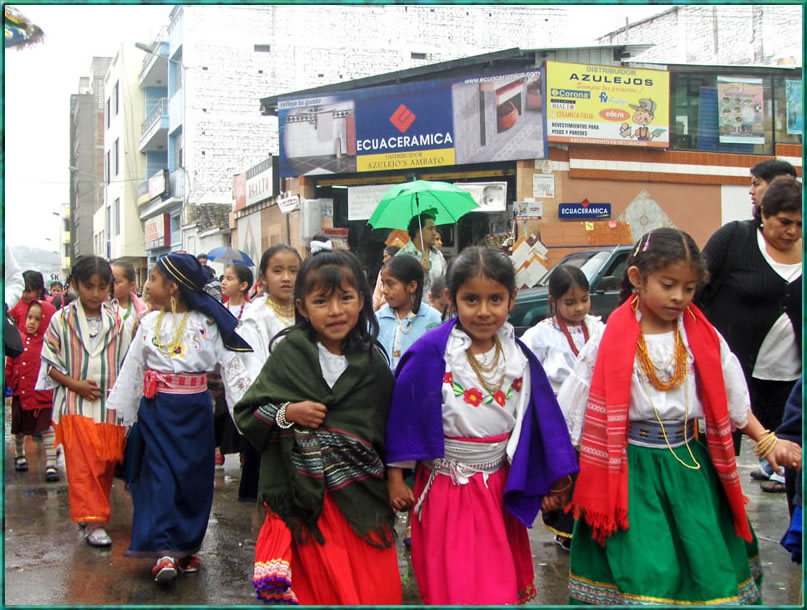 Las niñas de la escuela Marianitas con trajes tipicos del Ecuador