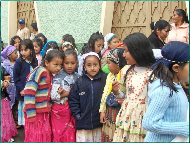 A pesar del mal tiempo pudo más la fe y el amor de las niñas de la escuela Marianitas