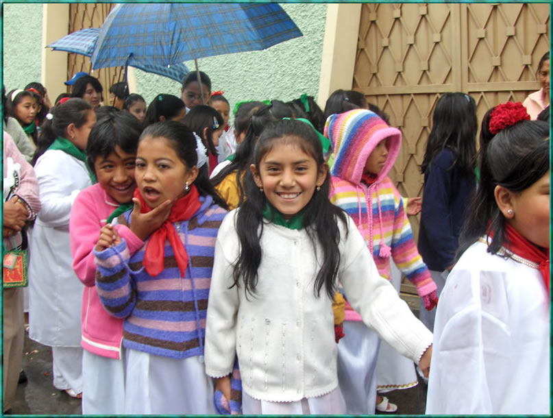 Las niñas regalando una calida sonrisa navideña