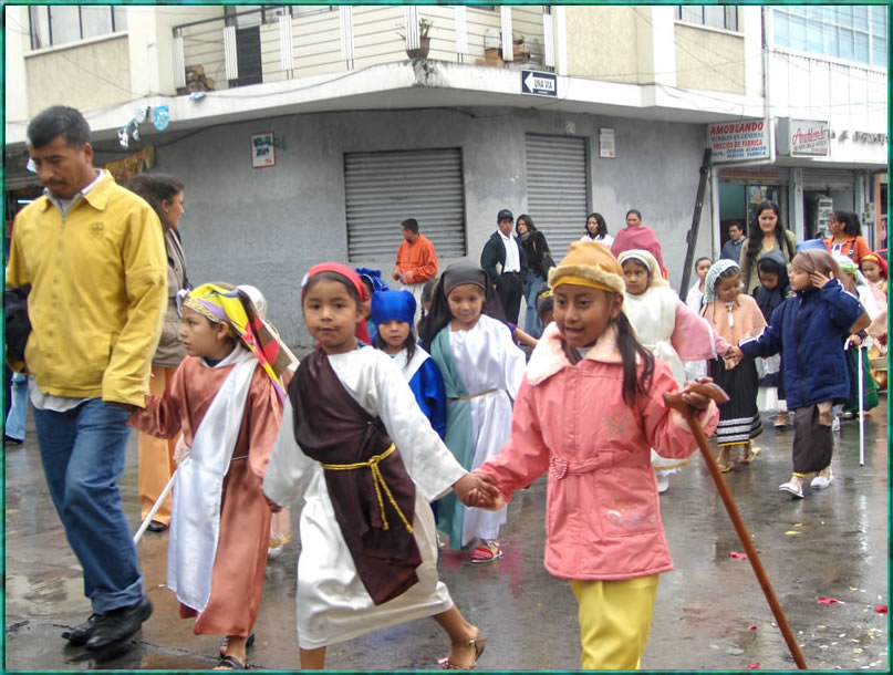 Apesar del mal tiempo los niños avanzarón con mucha alegría