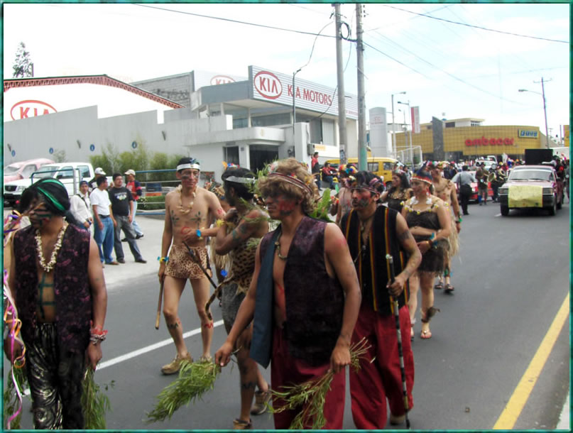 La policía Comunitaria con la representació Shuara de la Amazonía