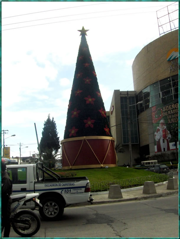 Imponente árbol fue elaborado en el redondel de la Av. Victor Hugo