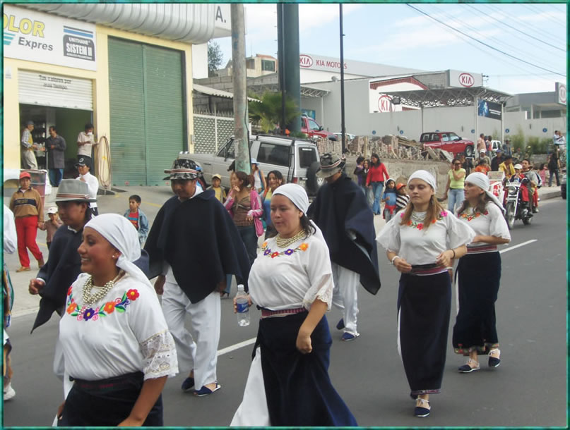 Con trajes tipicos del Ecuador a todo ritmo y con mucha alegría