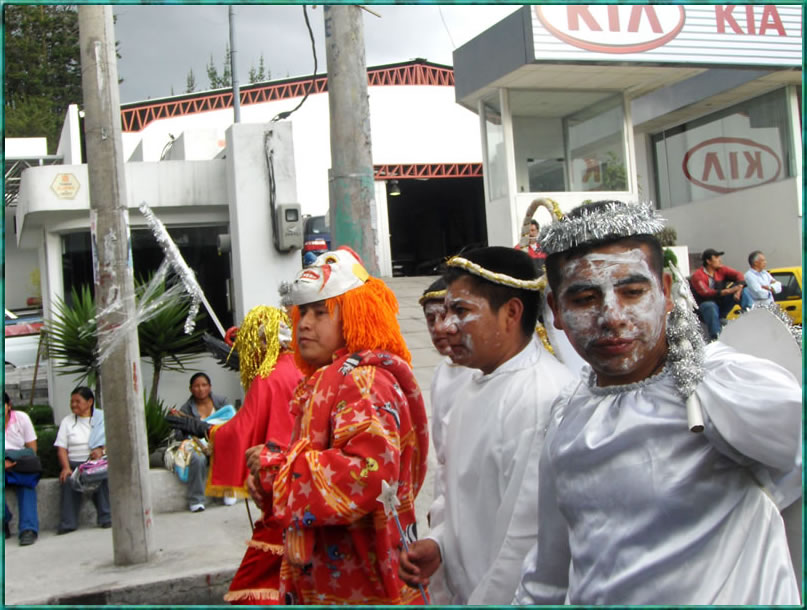 Vistosos disfraces se observaron en el pase del Niño de la policia