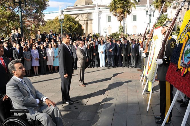 Ofrenda en el monumento de h�roes 