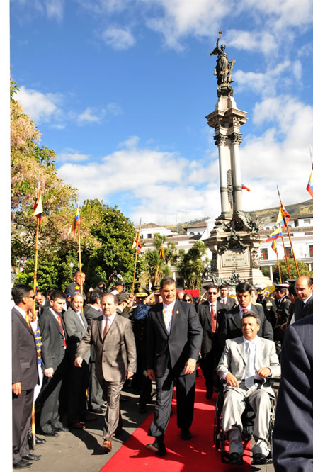 Ofrenda en el monumento de h�roes 