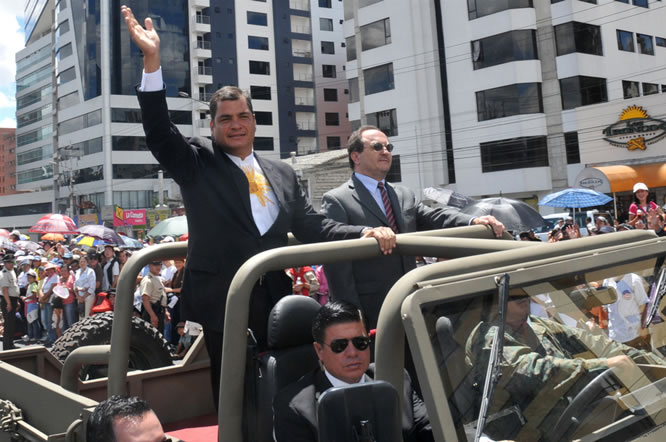 Desfile militar por el Bicentenario