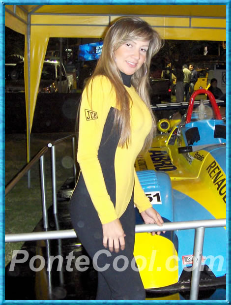 Hermosa modelo explicando las cualidades de auto de carreras